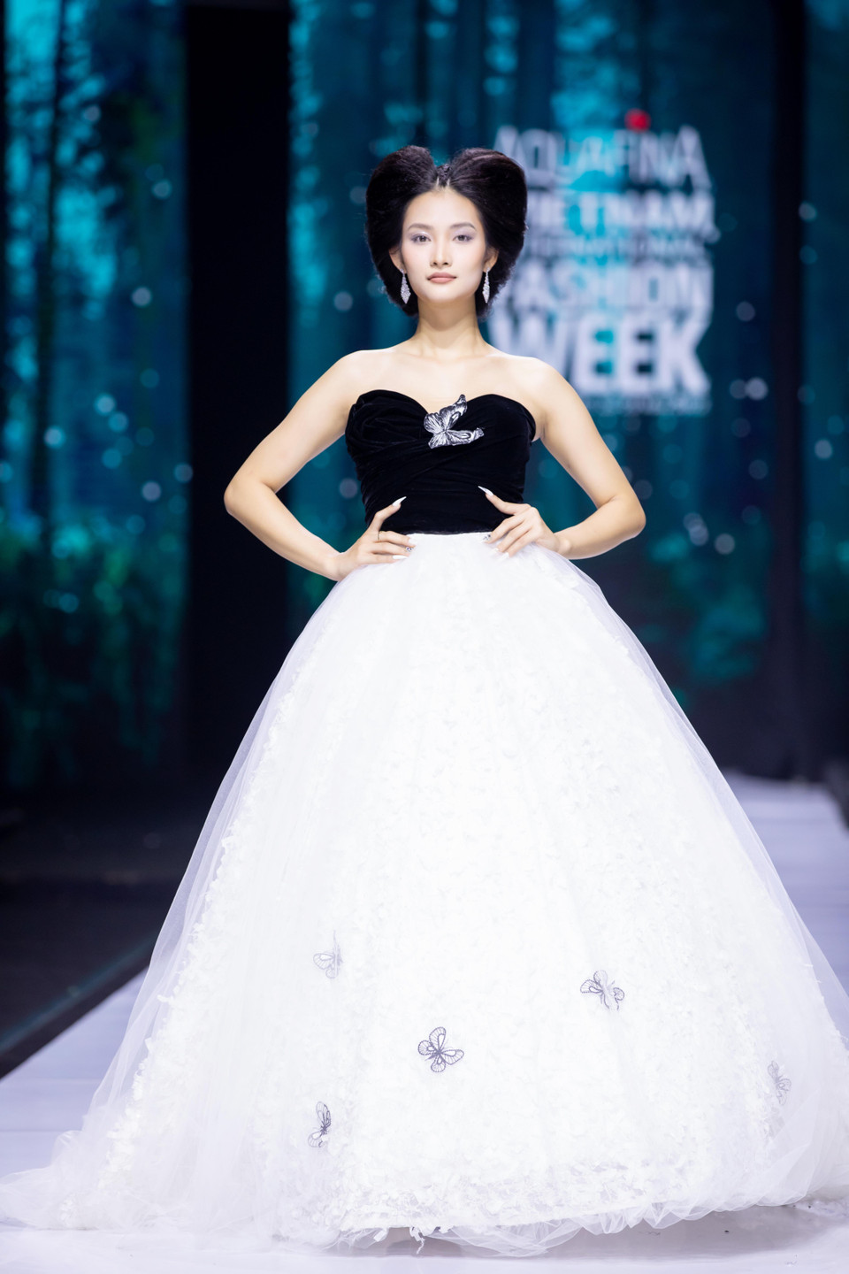 Thiết kế trong bộ sưu tập 'Bướm hoang'. (Ảnh: CTV/Vietnam+)