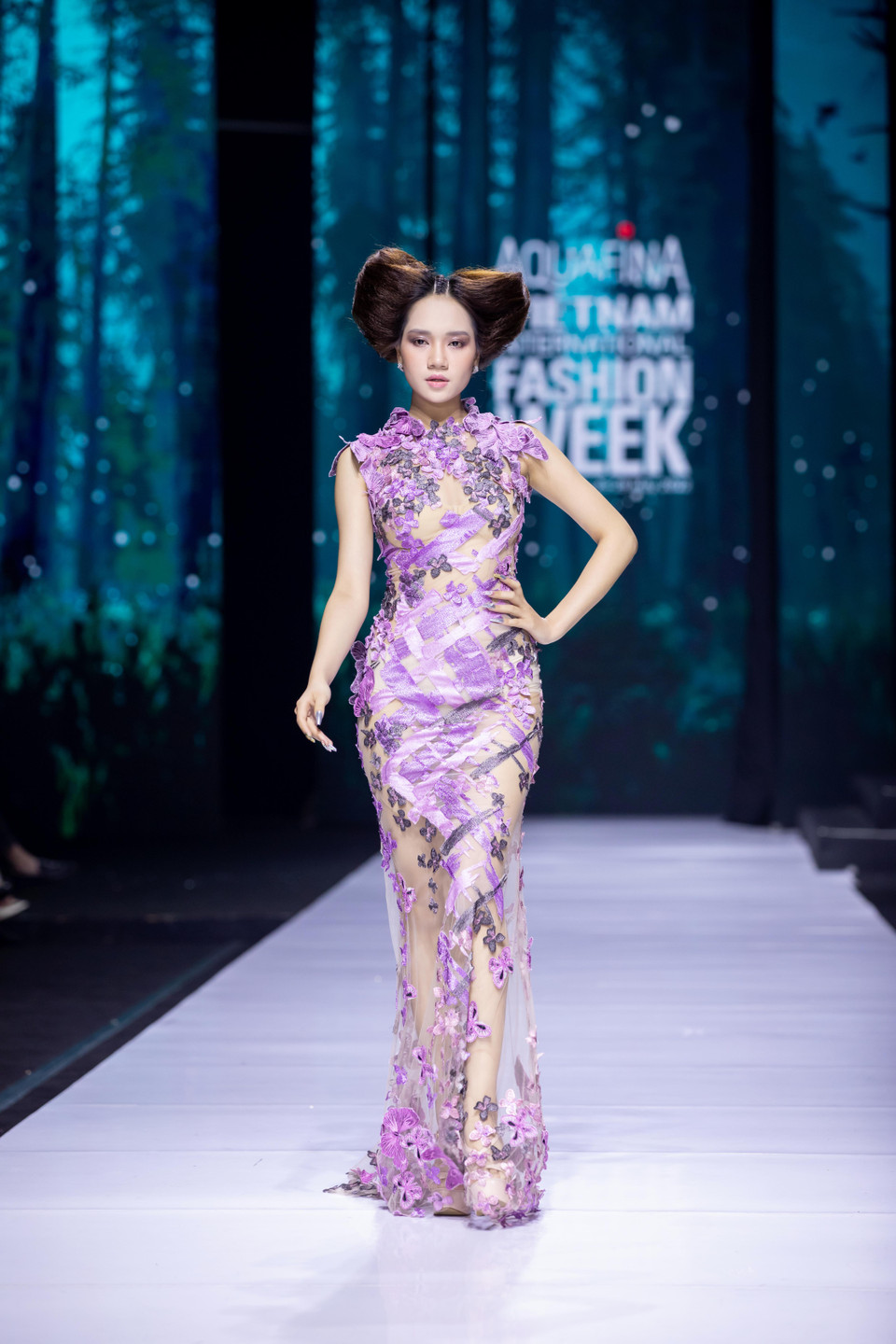 Thiết kế trong bộ sưu tập 'Bướm hoang'. (Ảnh: CTV/Vietnam+)