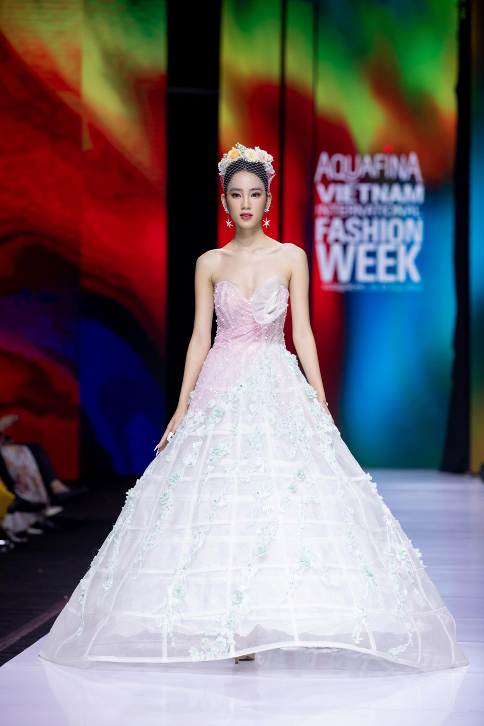 Thiết kế trong bộ sưu tập 'Bướm hoang'. (Ảnh: CTV/Vietnam+)