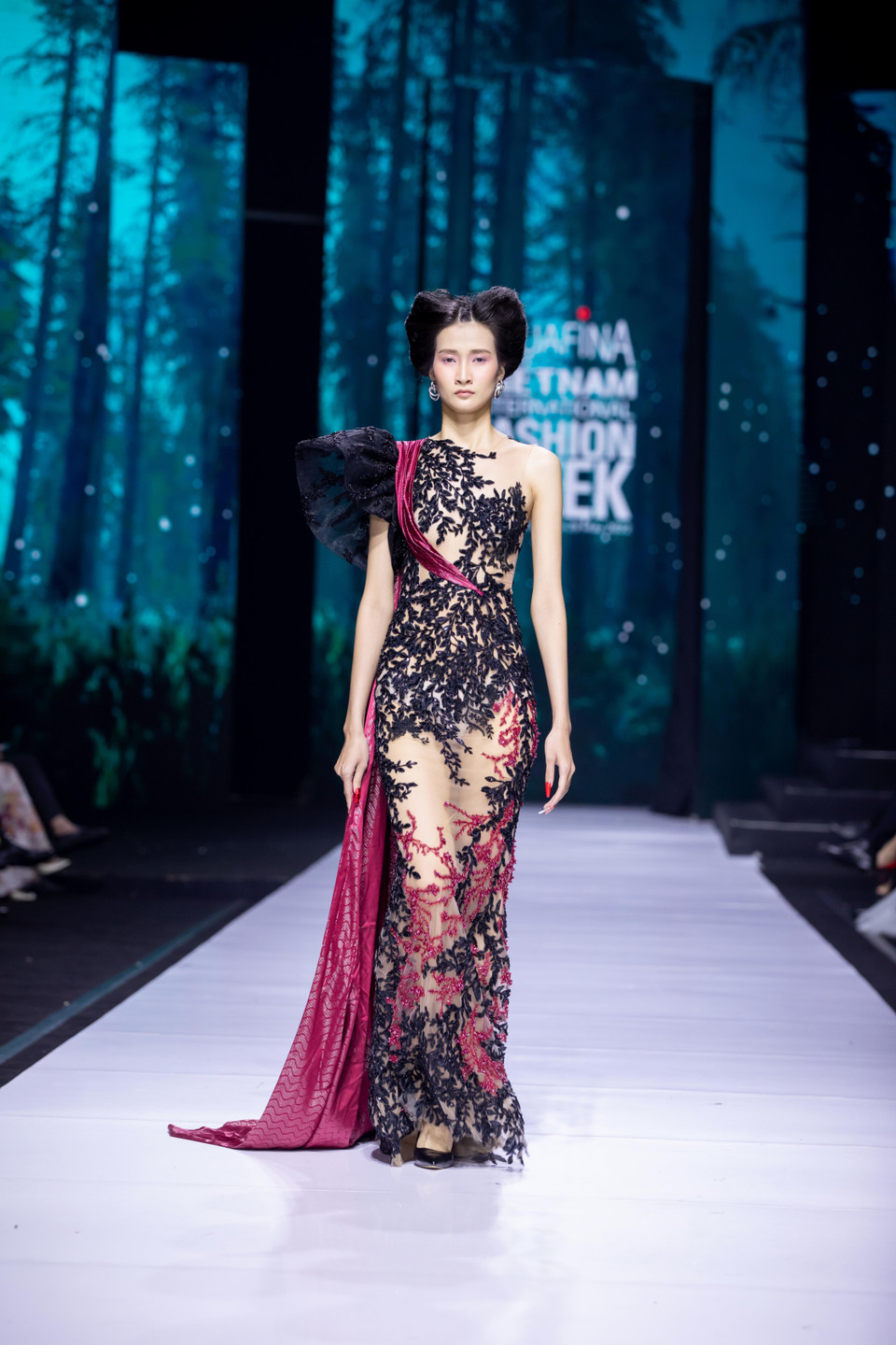 Thiết kế trong bộ sưu tập 'Bướm hoang'. (Ảnh: CTV/Vietnam+)