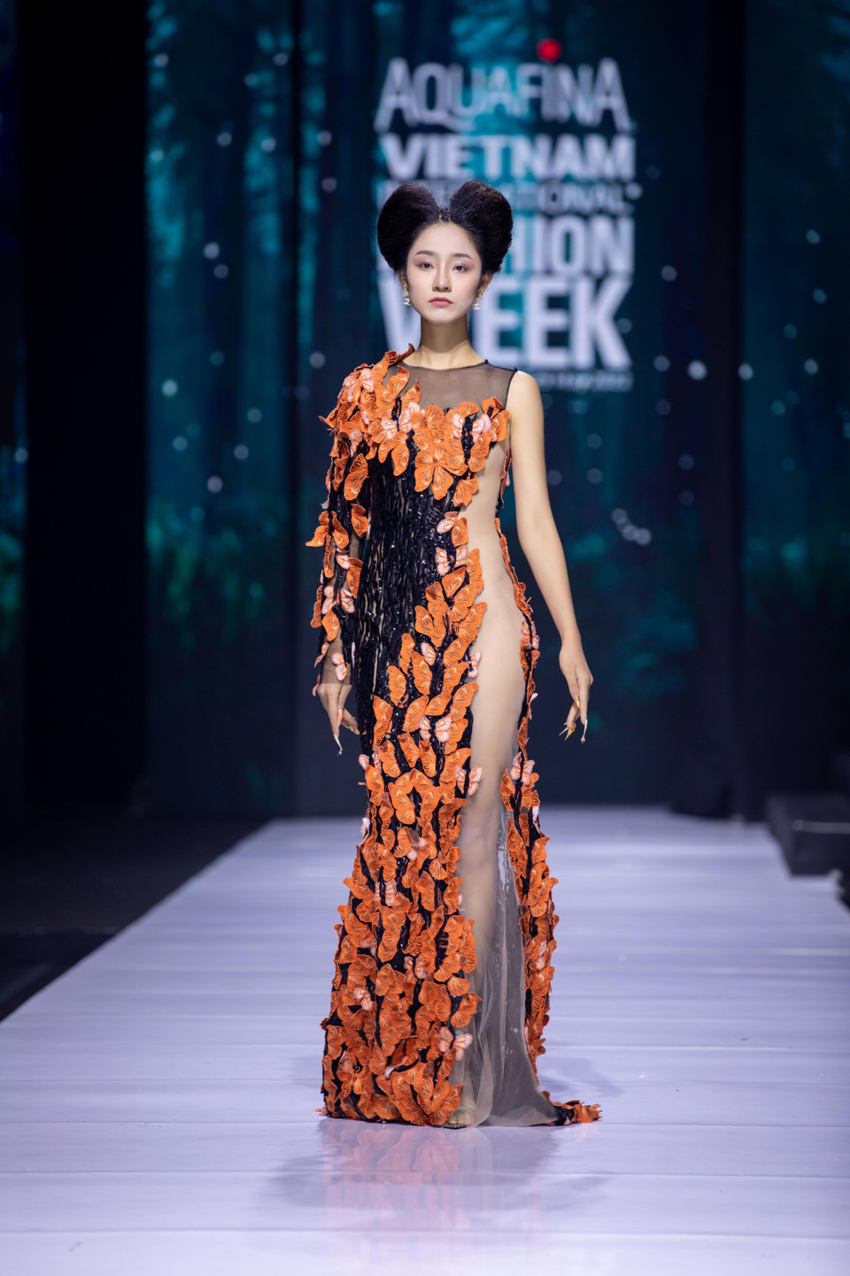 Nhà thiết kế Hoàng Hải đã sử dụng kỹ thuật thêu đỉnh cao và sự chỉn chu trong từng thiết kế váy dạ hội dòng Haute Couture này. (Ảnh: CTV/Vietnam+)