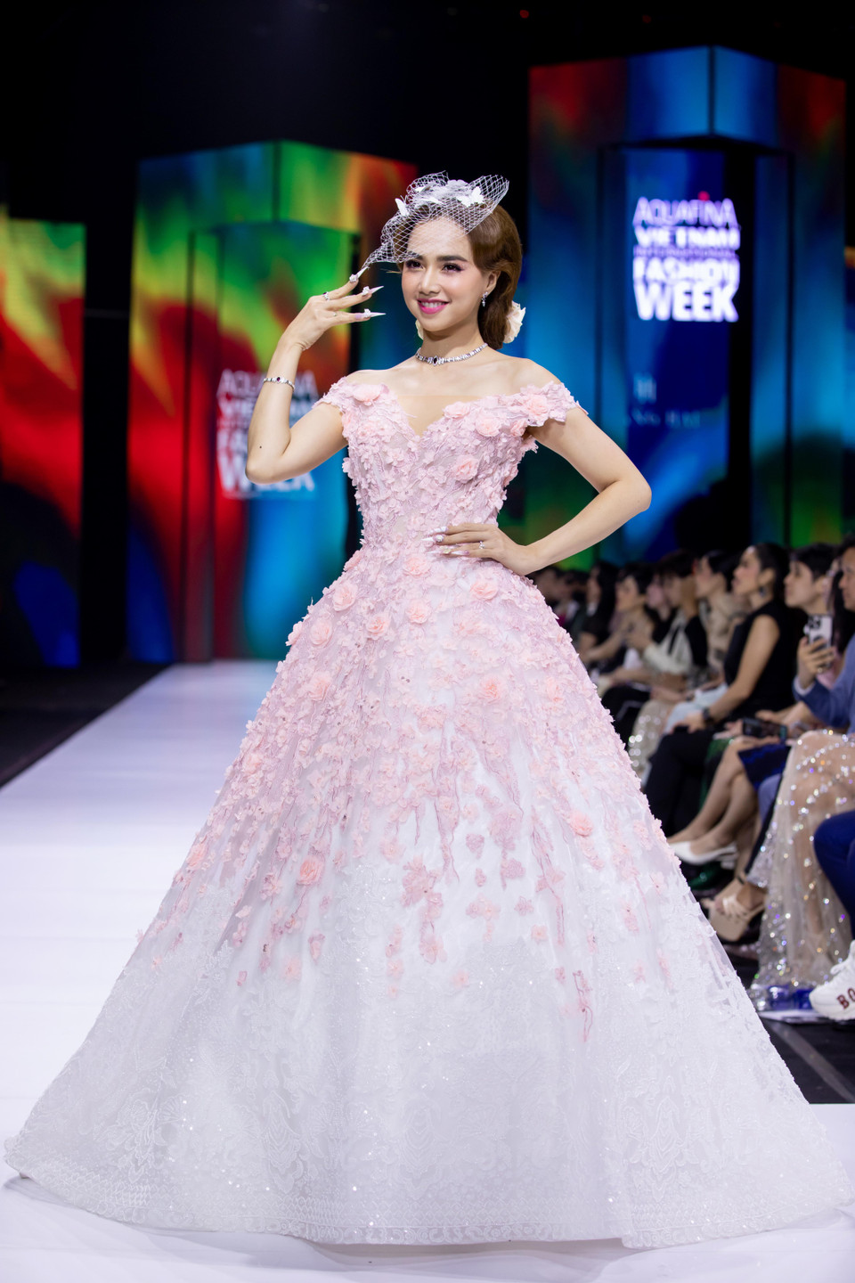 Thiết kế trong bộ sưu tập 'Bướm hoang'. (Ảnh: CTV/Vietnam+)