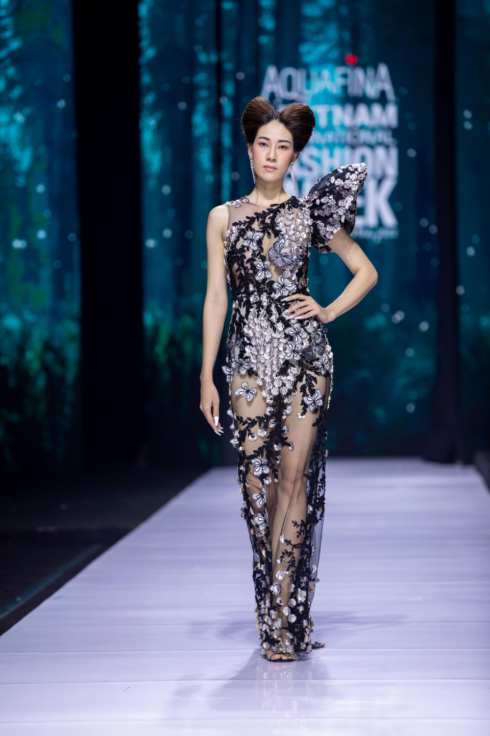 Thiết kế trong bộ sưu tập 'Bướm hoang'. (Ảnh: CTV/Vietnam+)