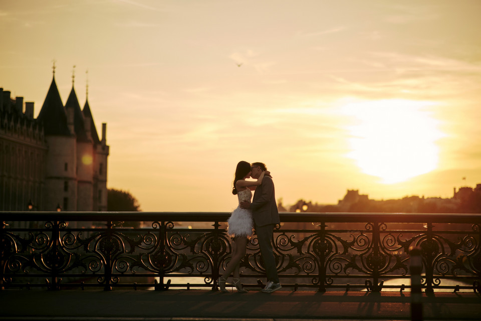 Bên cạnh đó, cặp đôi còn có những bức ảnh đậm chất ngôn tình dưới ánh hoàng hôn buổi xế chiều tại Pháp. (Ảnh: CTV/Vietnam+)