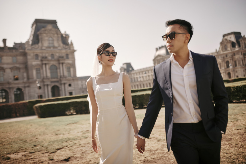 Trong bộ ảnh cưới, Á hậu chọn cho mình những chiếc đầm trắng với nhiều phong cách đa dạng từ trẻ trung đến thanh lịch. Trong khi đó, chú rể khá trung thành với các bộ vest tối màu lịch lãm. (Ảnh: CTV/Vietnam+)