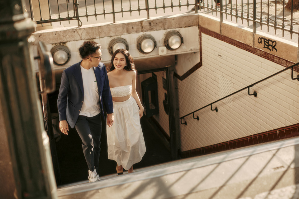 Với khung cảnh lãng mạn dưới chân tháp Eiffel, Phương Anh chọn cho mình 2 thiết kế với 2 phong cách khác nhau.(Ảnh: CTV/Vietnam+)