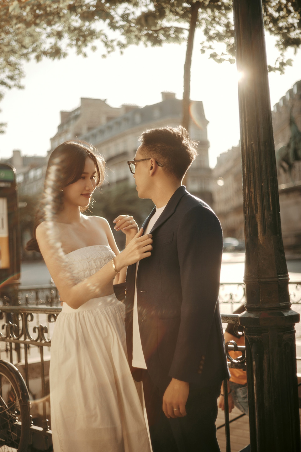 Cô dâu Phương Anh lựa chọn áo cưới crop top trơn cùng váy trơn, đậm tinh thần cổ điển châu Âu cho ngày trọng đại. (Ảnh: CTV/Vietnam+)