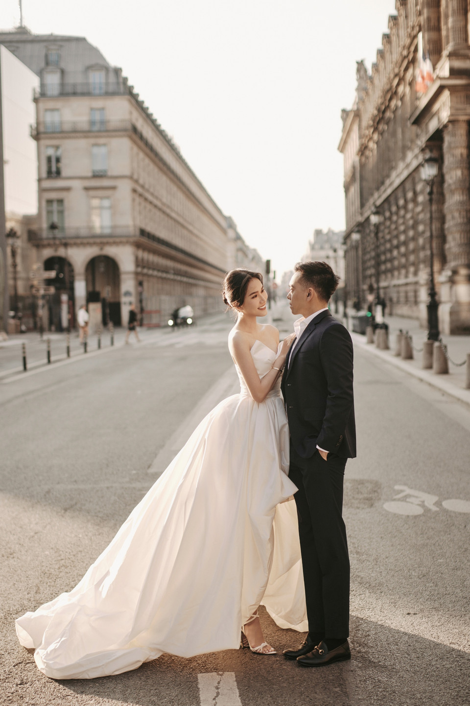 Người đẹp khoe trọn vòng eo nhỏ nhắn cũng như thể hiện nét cá tính riêng, gợi nên cảm giác tự do, phóng khoáng, thoải mái. (Ảnh: CTV/Vietnam+)