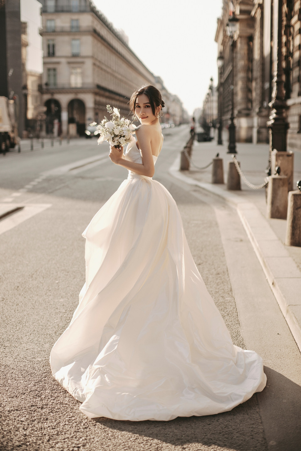 Concept thứ 2 là váy cưới bồng xòe chuẩn cô dâu giúp nàng hậu xinh đẹp, ngọt ngào nhưng cũng không kém phần thanh lịch. Chiếc váy cưới cúp ngực mang vẻ lộng lẫy và bồng bềnh trong mỗi bước đi. (Ảnh: CTV/Vietnam+)