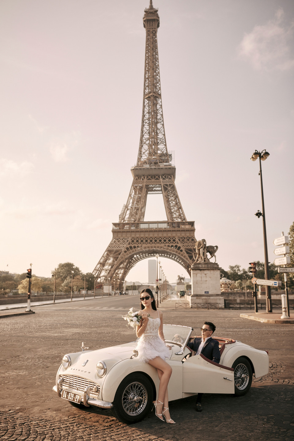 Với chất liệu ren tinh tế và sang trọng, chiếc váy cưới ren giúp Phương Anh tôn lên vẻ đẹp và nét nữ tính của cô dâu trong ngày trọng đại. Váy cưới ren mang đến cho cô dâu sự thanh lịch, quyến rũ, tôn lên đường cong mềm mại và trang nhã. Bên cạnh đó, nàng hậu còn ưhé lộ vài dòng nhật ký gửi đến chồng. (Ảnh: CTV/Vietnam+)