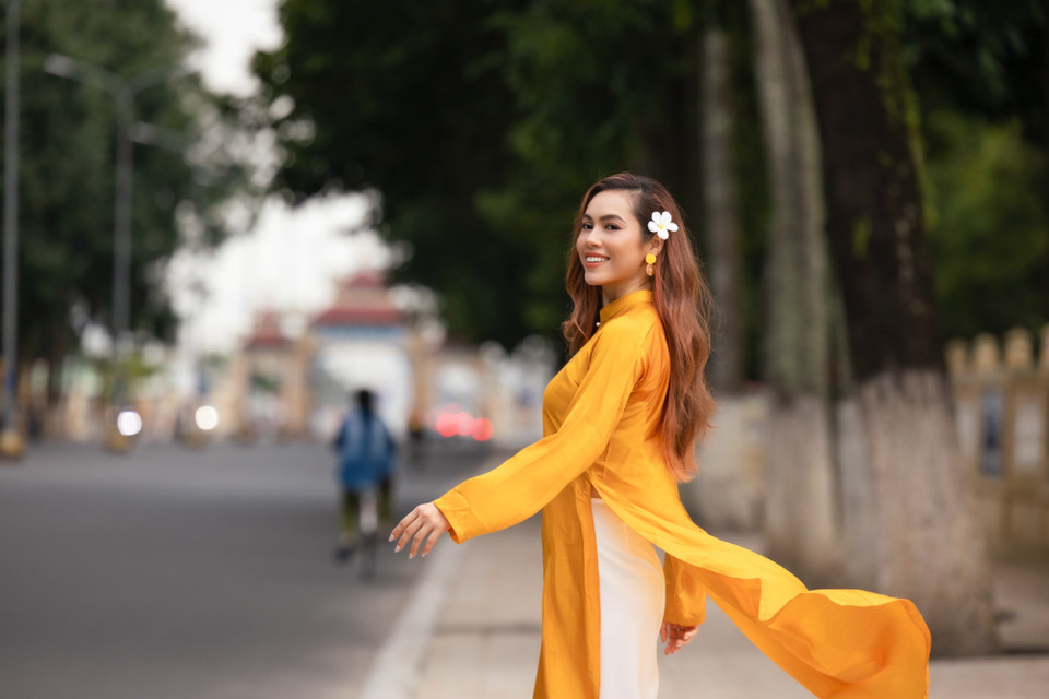 Diện trên mình thiết kế áo dài cách tân màu vàng rực rỡ, Hoàng My nhẹ nhàng khoe sắc dưới ánh nắng chiều Tây Ninh. Đây cũng là một trong những shoot hình mà nàng hậu hài lòng nhất trong chuyến đi lần này. (Ảnh: CTV/Vietnam+)