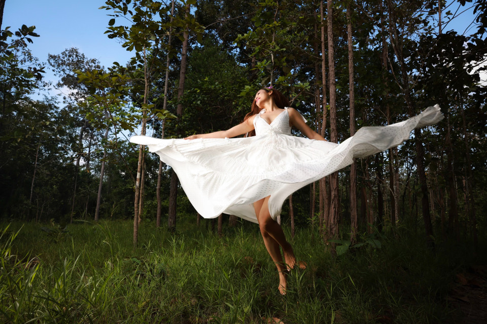 Hoàng My chia sẻ những cảm xúc rất đặc biệt của bản thân với địa điểm này: ‘Đôi khi tôi cảm nhận mọi thứ trở nên rất thơ và tôi thấy mình là một nàng thơ bước từng bước trong khu rừng, nhảy múa dưới những tia nắng và hòa bình với vạn vật. Bạn có thể cảm nhận được một năng lượng chữa lành và một sự bình yên rất lớn đến từ thiên nhiên.’ (Ảnh: CTV/Vietnam+)