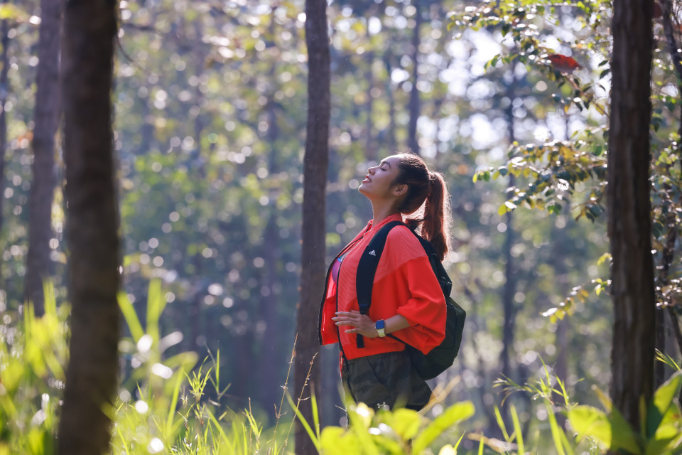 Hoàng My cho biết cô rất ấn tượng với vẻ đẹp hùng vỹ, không khí trong lành của vườn quốc gia Lò Gò-Xa Mát. (Ảnh: CTV/Vietnam+)
