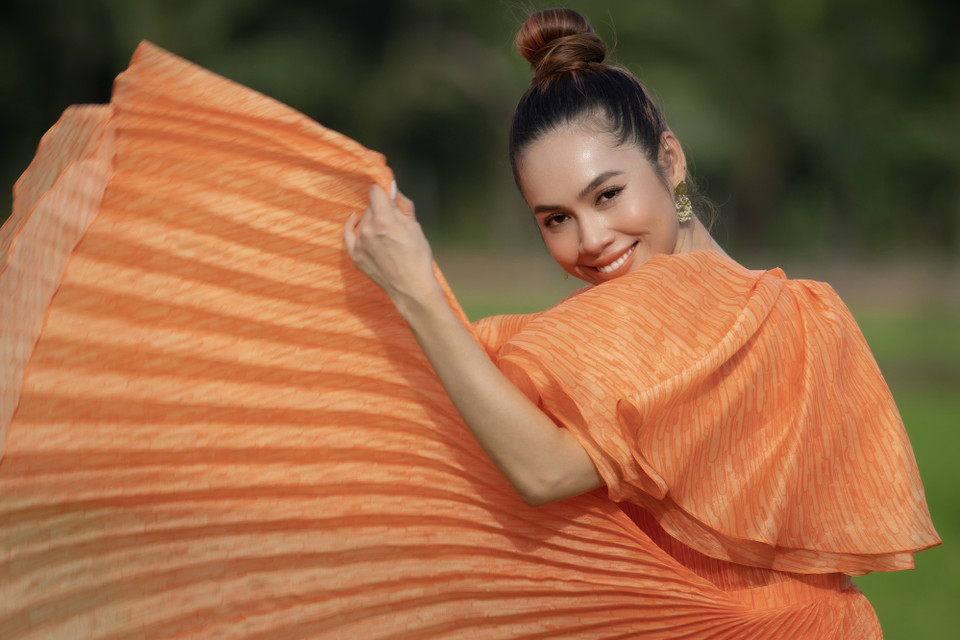 Sau khi được đắm mình trên những cánh đồng xanh bạt ngàn và chiêm ngưỡng núi Bà Đen xa xa, Á hậu Hoàng My đã phải thốt lên: 'Tôi thầm biết ơn những người đã giữ được khoảng xanh này.' (Ảnh: CTV/Vietnam+)