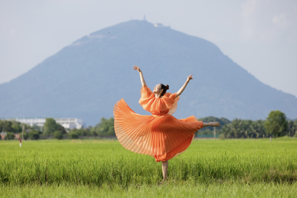 Hoàng My đã ghi lại nhiều khoảnh khắc trong thiết kế váy xếp ly bồng bềnh, nữ tính. (Ảnh: CTV/Vietnam+)