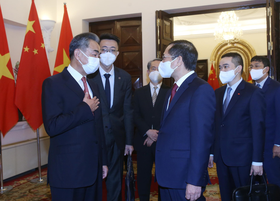 Bộ trưởng Ngoại giao Bùi Thanh Sơn và Bộ trưởng Ngoại giao Trung Quốc Vương Nghị tại lễ đón. (Ảnh: Lâm Khánh/TTXVN)