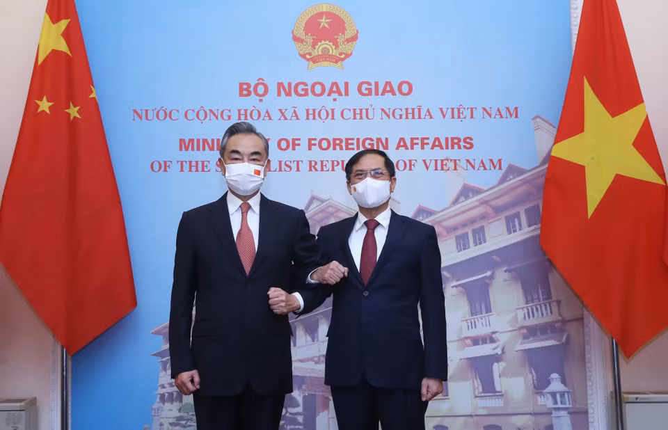 Bộ trưởng Ngoại giao Bùi Thanh Sơn và Bộ trưởng Ngoại giao Trung Quốc Vương Nghị tại lễ đón. (Ảnh: Lâm Khánh/TTXVN)