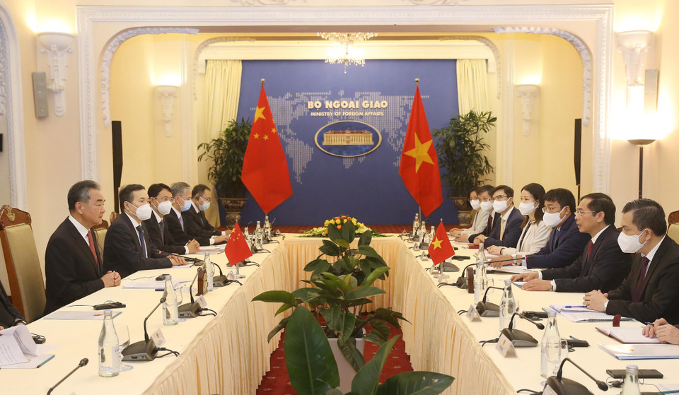 Bộ trưởng Ngoại giao Bùi Thanh Sơn hội đàm với Bộ trưởng Ngoại giao Trung Quốc Vương Nghị. (Ảnh: Lâm Khánh/TTXVN)