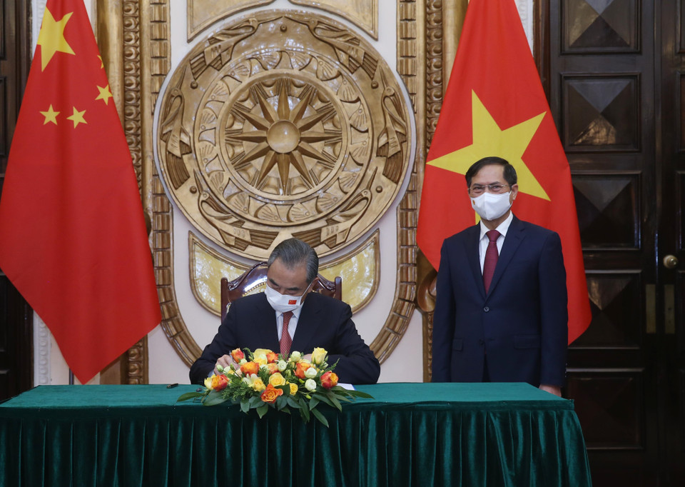 Bộ trưởng Ngoại giao Trung Quốc Vương Nghị ghi lưu bút. (Ảnh: Lâm Khánh/TTXVN)