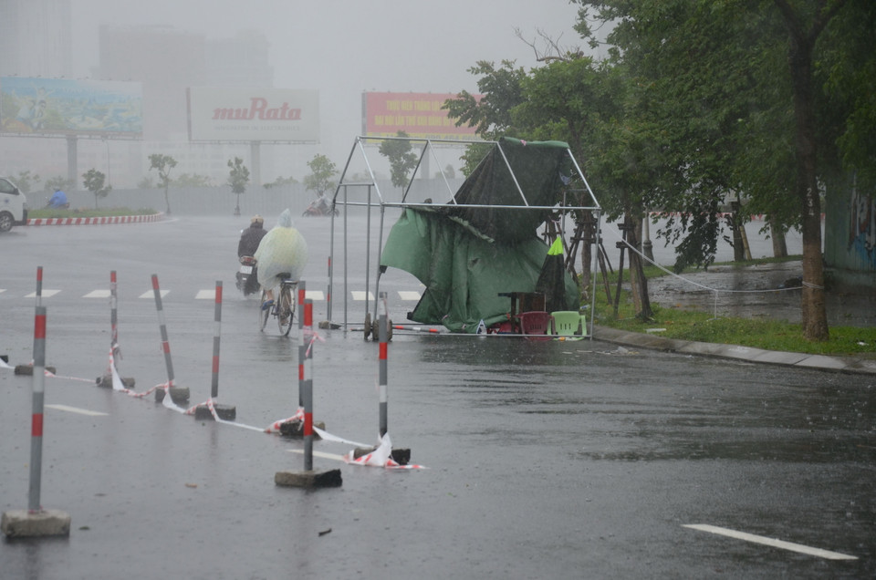 Do mưa to, gió lớn nên các chốt kiểm soát dịch COVID-19 bằng lều bạt không đảm bảo an toàn, các cán bộ trực chốt đã được cho nghỉ vào sáng 11/9. (Ảnh: Quốc Dũng/TTXVN)