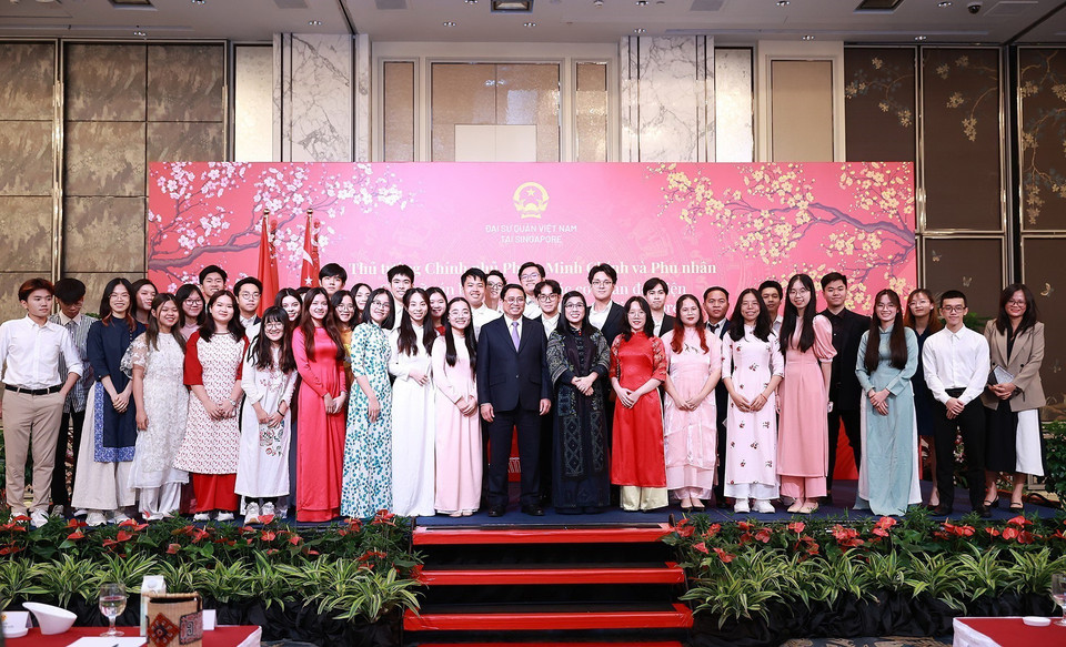 Thủ tướng Phạm Minh Chính và Phu nhân với cán bộ, nhân viên các cơ quan đại diện và cộng đồng người Việt Nam tại Singapore. (Ảnh: Dương Giang/TTXVN)