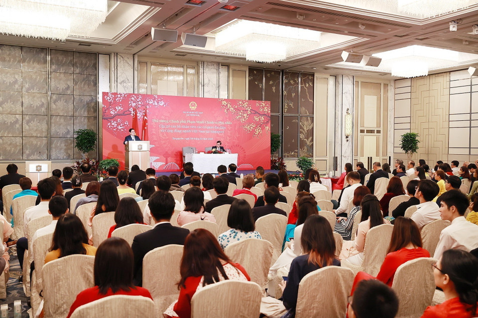 Quang cảnh buổi gặp cán bộ, nhân viên các cơ quan đại diện và cộng đồng người Việt Nam tại Singapore. (Ảnh: Dương Giang/TTXVN)