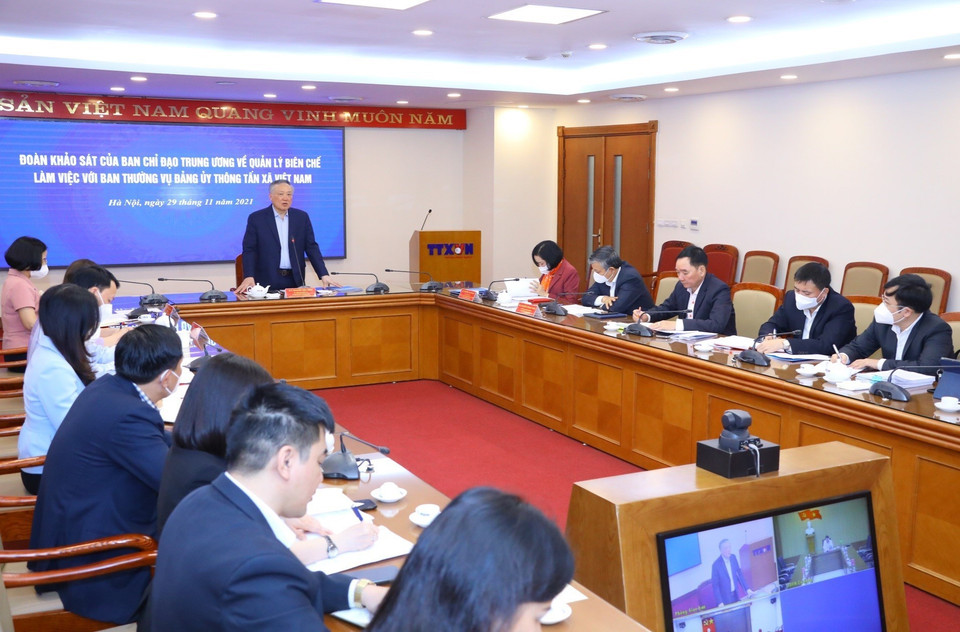 Đoàn khảo sát của Ban Chỉ đạo Trung ương về quản lý biên chế do ông Nguyễn Hòa Bình, Ủy viên Bộ Chính trị, Bí thư Trung ương Đảng, Chánh án Tòa án Nhân dân Tối cao làm Trưởng đoàn làm việc với Ban Thường vụ Đảng ủy Thông tấn xã Việt Nam về thực hiện quản lý biên chế. (Ảnh: Văn Điệp/TTXVN)