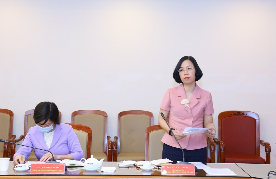 Bà Vũ Việt Trang, Bí thư Đảng ủy, Tổng Giám đốc Thông tấn xã Việt Nam trình bày báo cáo tại buổi làm việc. (Ảnh: Văn Điệp/TTXVN)