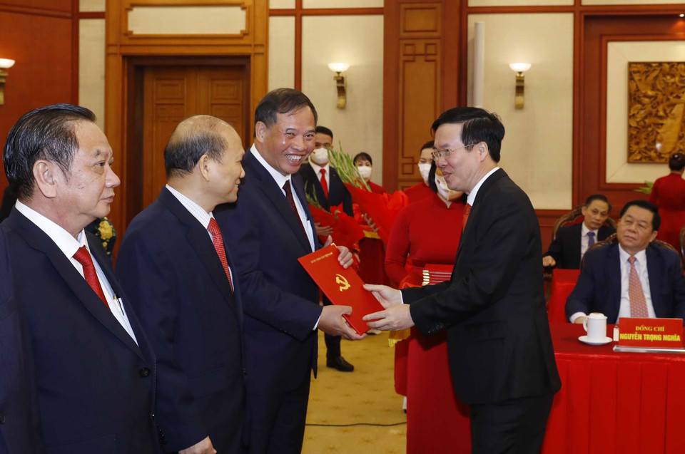 Ông Võ Văn Thưởng, Ủy viên Bộ Chính trị, Thường trực Ban Bí thư trao quyết định cho các Ủy viên Trung ương Đảng khóa XII nghỉ chế độ. (Ảnh: Phương Hoa/TTXVN)