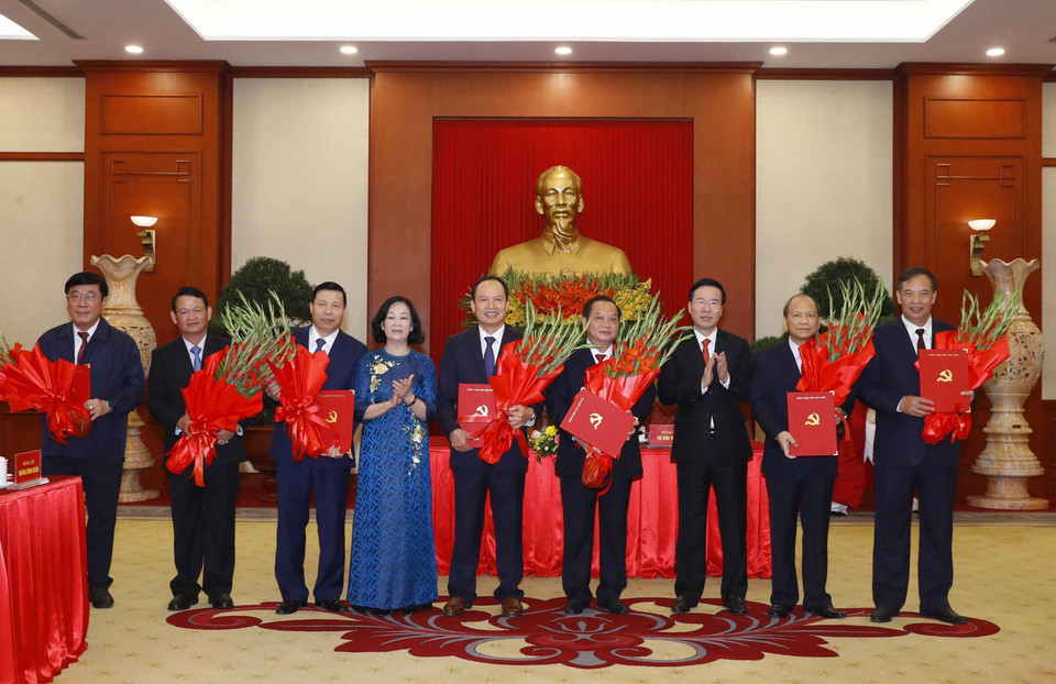 Ông Võ Văn Thưởng, Ủy viên Bộ Chính trị, Thường trực Ban Bí thư và bà Trương Thị Mai, Uỷ viên Bộ Chính trị, Bí thư Trung ương Đảng, Trưởng Ban Tổ chức Trung ương trao quyết định cho các Ủy viên Trung ương Đảng khóa XII nghỉ chế độ. (Ảnh: Phương Hoa/TTXVN)