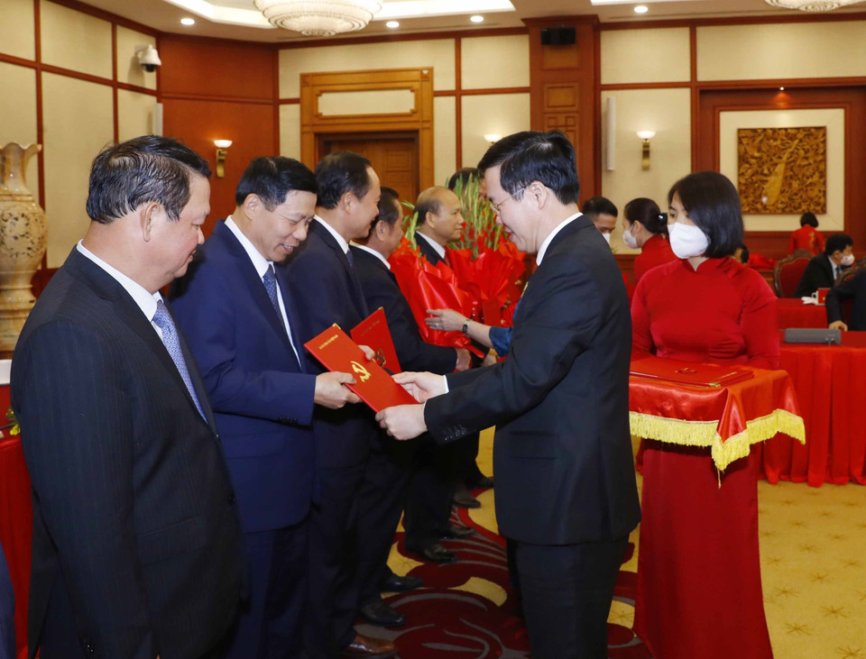 Ông Võ Văn Thưởng, Ủy viên Bộ Chính trị, Thường trực Ban Bí thư trao quyết định cho các Ủy viên Trung ương Đảng khóa XII nghỉ chế độ. (Ảnh: Phương Hoa/TTXVN)