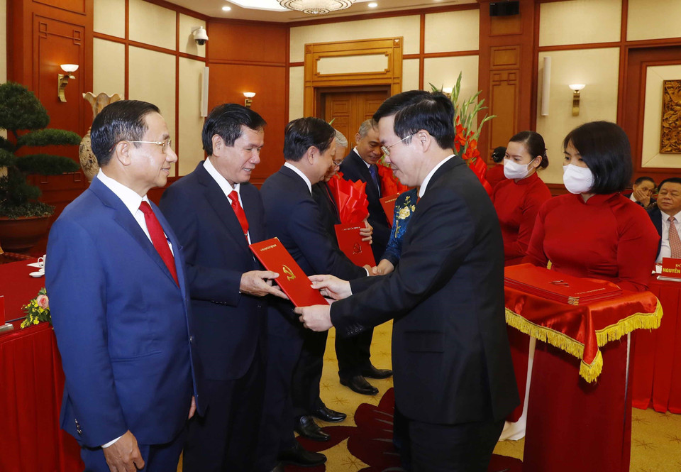 Ông Võ Văn Thưởng, Ủy viên Bộ Chính trị, Thường trực Ban Bí thư trao quyết định cho các Ủy viên Trung ương Đảng khóa XII nghỉ chế độ. (Ảnh: Phương Hoa/TTXVN)