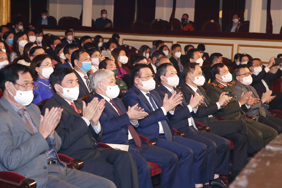 Chủ tịch Quốc hội Vương Đình Huệ và các đại biểu dự Lễ tôn vinh. (Ảnh: Doãn Tấn/TTXVN)