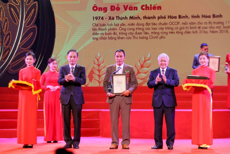 Chủ tịch Ủy ban Trung ương MTTQ Đỗ Văn Chiến và Trưởng ban Đối ngoại Trung ương Lê Hoài Trung trao giải cho nhóm nông dân thuộc lĩnh vực sản xuất, chế biến, kinh doanh dịch vụ nông nghiệp. (Ảnh: Tuấn Đức/TTXVN)