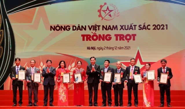 Thứ trưởng Bộ Nông nghiệp và Phát triển Nông thôn Lê Quốc Doanh và Bí thư Đảng ủy Khối Doanh nghiệp Trung ương Nguyễn Long Hải trao giải cho nhóm nông dân thuộc lĩnh vực trồng trọt. (Ảnh: Tuấn Đức/TTXVN)