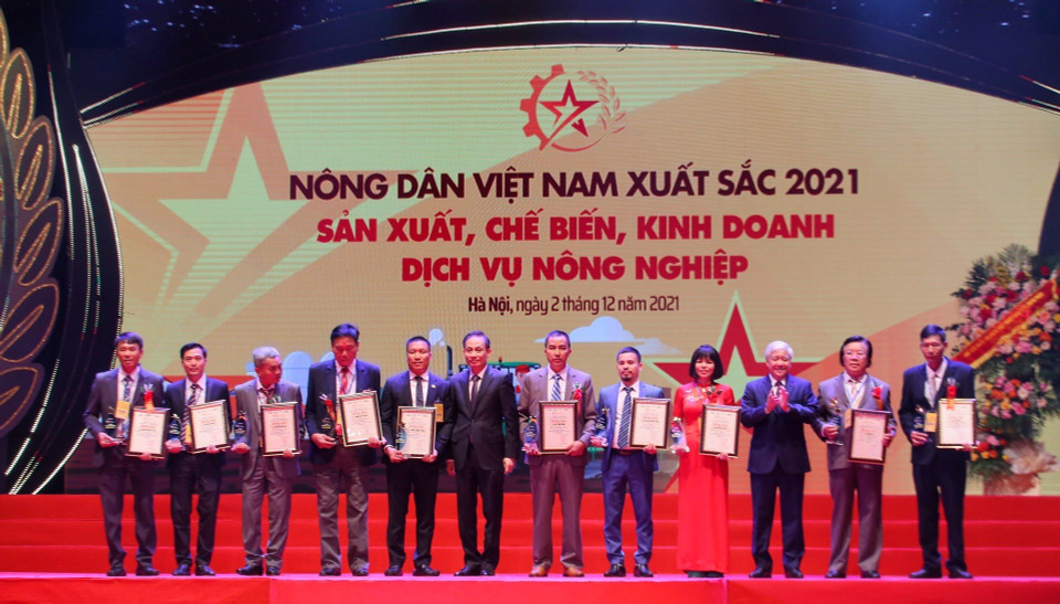 Chủ tịch Ủy ban Trung ương MTTQ Đỗ Văn Chiến và Trưởng ban Đối ngoại Trung ương Lê Hoài Trung trao giải cho nhóm nông dân thuộc lĩnh vực sản xuất, chế biến, kinh doanh dịch vụ nông nghiệp. (Ảnh: Tuấn Đức/TTXVN)