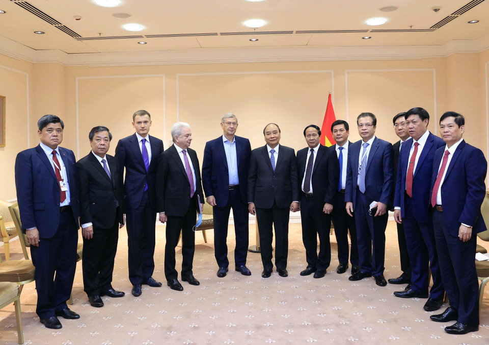 Chủ tịch nước Nguyễn Xuân Phúc tiếp lãnh đạo Tập đoàn Binnopharm - nhà sản xuất dược phẩm lớn nhất, đồng thời là một trong những doanh nghiệp chủ lực sản xuất vaccine Sputnik V của Nga hiện nay và một số công ty sản xuất vaccine, thuốc điều trị COVID-19. (Ảnh: Thống Nhất/TTXVN)