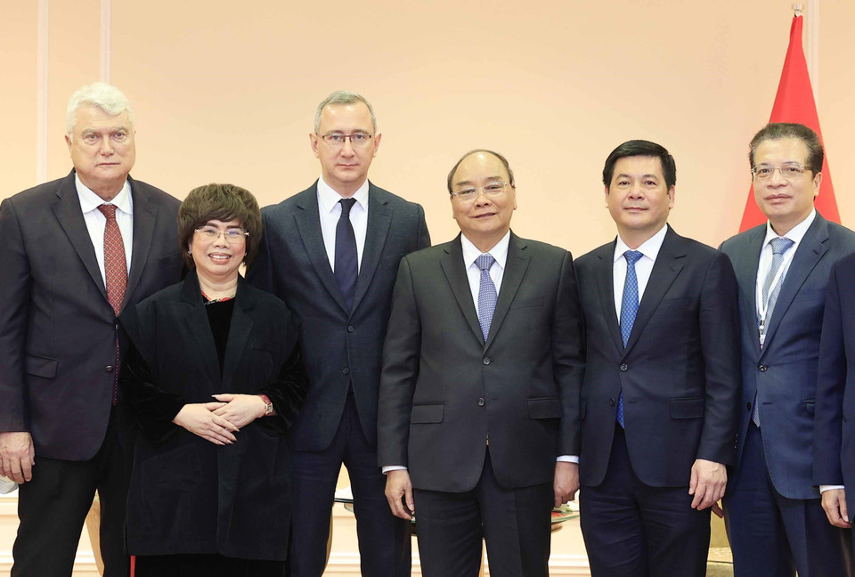 Chủ tịch nước Nguyễn Xuân Phúc và ông Vladislav Shapsha, Thống đốc tỉnh Kaluga cùng các đại biểu dự buổi tiếp. (Ảnh: Thống Nhất/TTXVN)