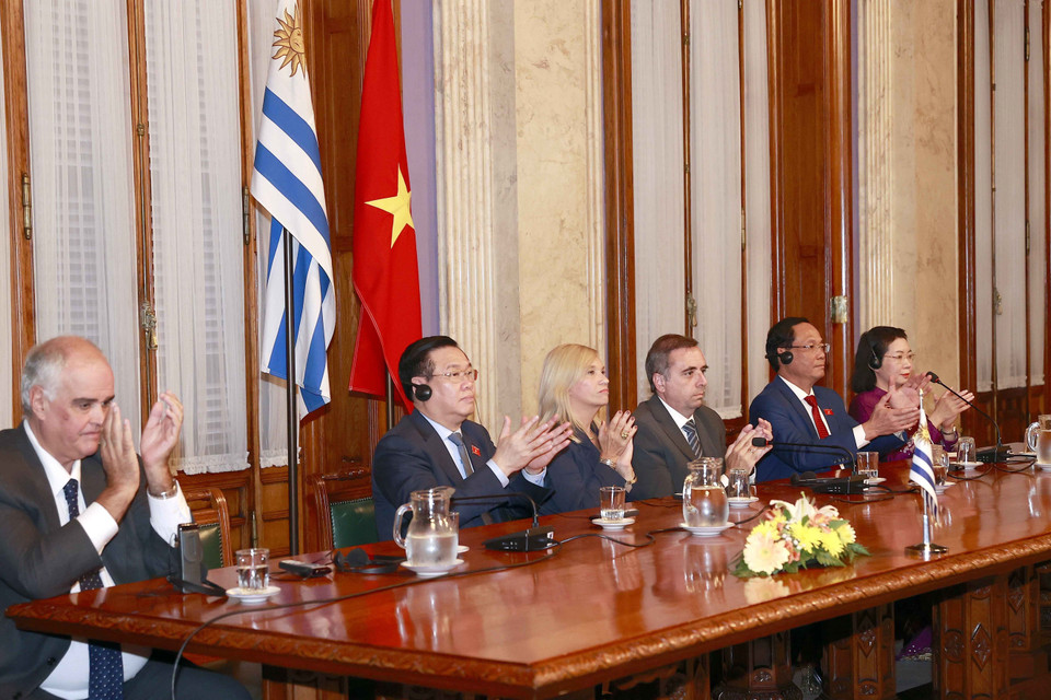 Chủ tịch Quốc hội Vương Đình Huệ, Chủ tịch Thượng viện Beatriz Argimon, Chủ tịch Hạ viện Sebastian Andujar và các đại biểu dự Lễ ra mắt Nhóm Nghị sỹ hữu nghị Đông Uruguay-Việt Nam và Nhóm Nghị sỹ hữu nghị Việt Nam-Đông Uruguay. (Ảnh: Doãn Tấn/TTXVN)