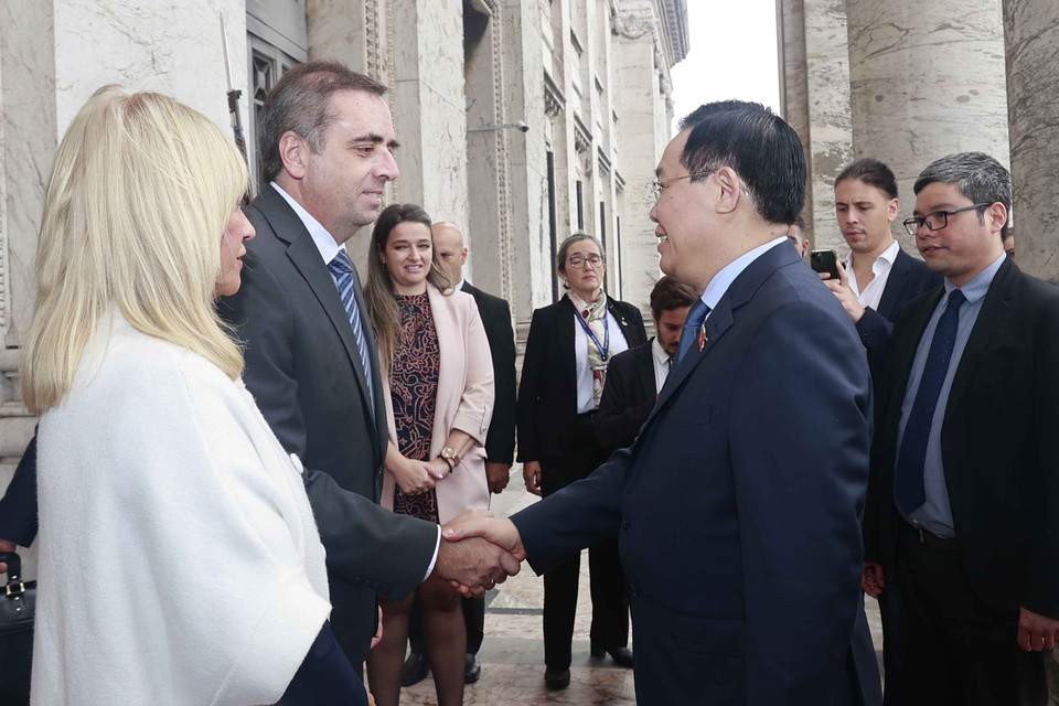 Chủ tịch Thượng viện Uruguay Beatriz Argimon và Chủ tịch Hạ viện Uruguay Sebastian Andujar đón Chủ tịch Quốc hội Vương Đình Huệ. (Ảnh: Doãn Tấn/TTXVN)