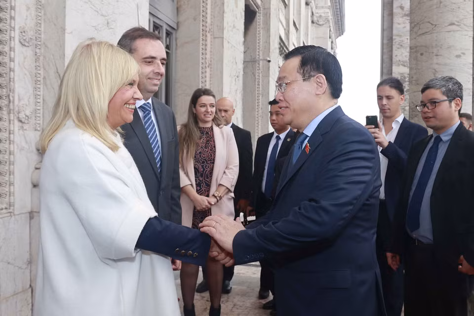 Chủ tịch Thượng viện Uruguay Beatriz Argimon và Chủ tịch Hạ viện Uruguay Sebastian Andujar đón Chủ tịch Quốc hội Vương Đình Huệ. (Ảnh: Doãn Tấn/TTXVN)