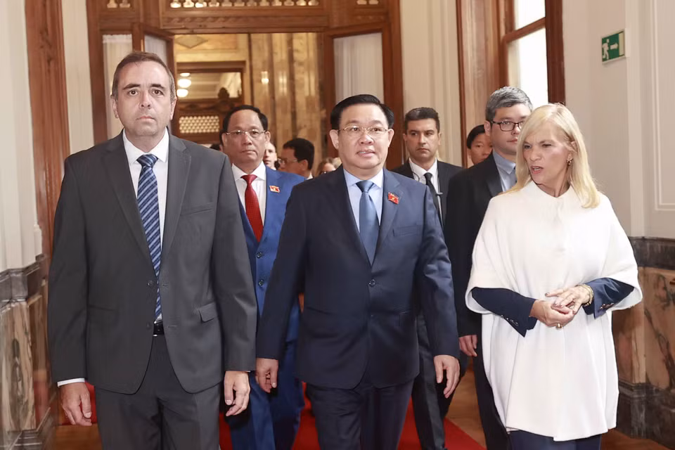 Chủ tịch Thượng viện Uruguay Beatriz Argimon và Chủ tịch Hạ viện Uruguay Sebastian Andujar đón Chủ tịch Quốc hội Vương Đình Huệ. (Ảnh: Doãn Tấn/TTXVN)