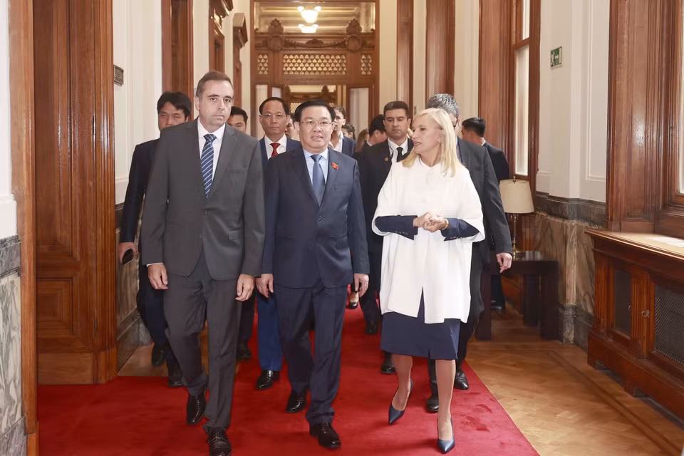 Chủ tịch Thượng viện Uruguay Beatriz Argimon và Chủ tịch Hạ viện Uruguay Sebastian Andujar đón Chủ tịch Quốc hội Vương Đình Huệ. (Ảnh: Doãn Tấn/TTXVN)