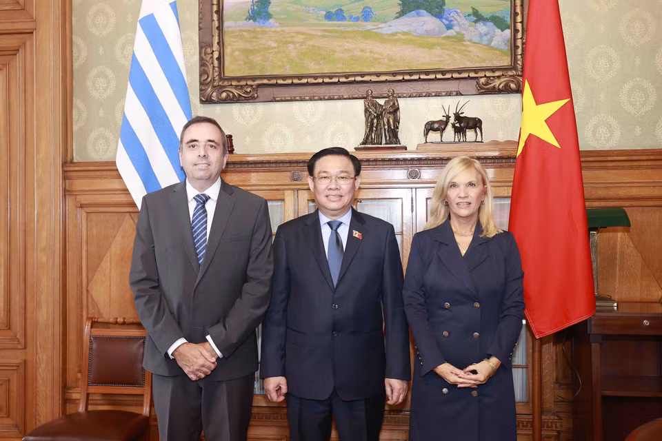 Chủ tịch Quốc hội Vương Đình Huệ chụp ảnh chung với Chủ tịch Thượng viện Beatriz Argimon và Chủ tịch Hạ viện Uruguay Sebastian Andujar. (Ảnh: Doãn Tấn/TTXVN)