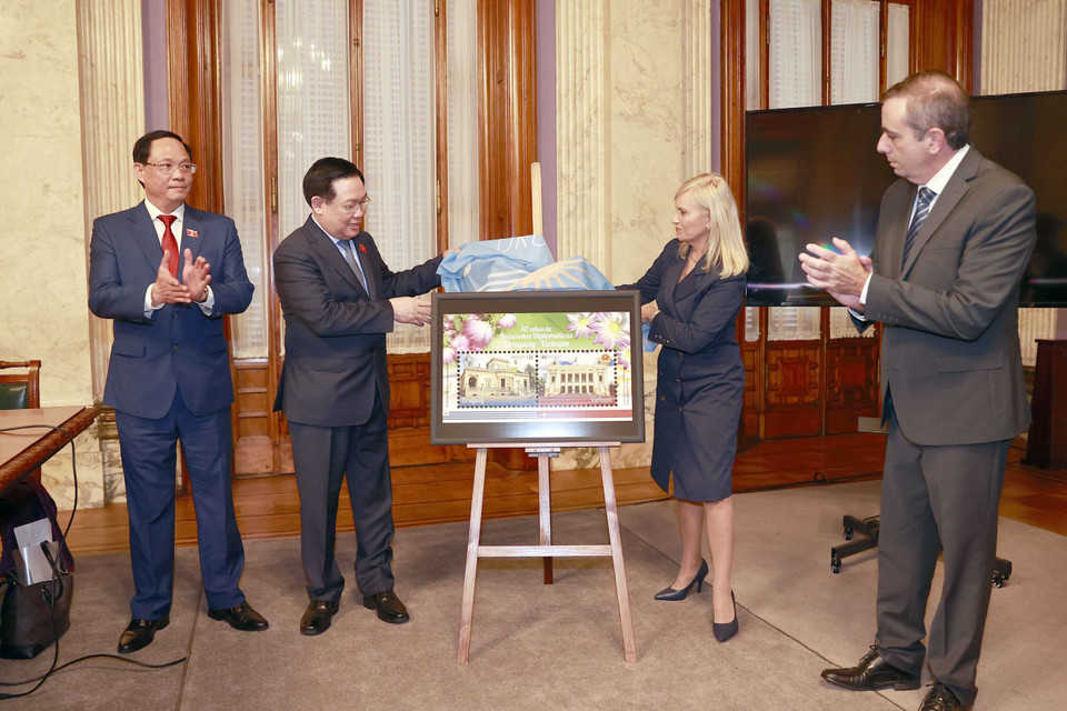 Chủ tịch Quốc hội Vương Đình Huệ và Chủ tịch Thượng viện Uruguay Beatriz Argimon thực hiện nghi thức công bố phát hành tem nhân dịp kỷ niệm 30 năm thiết lập quan hệ ngoại giao Đông Uruguay-Việt Nam. (Ảnh: Doãn Tấn/TTXVN)