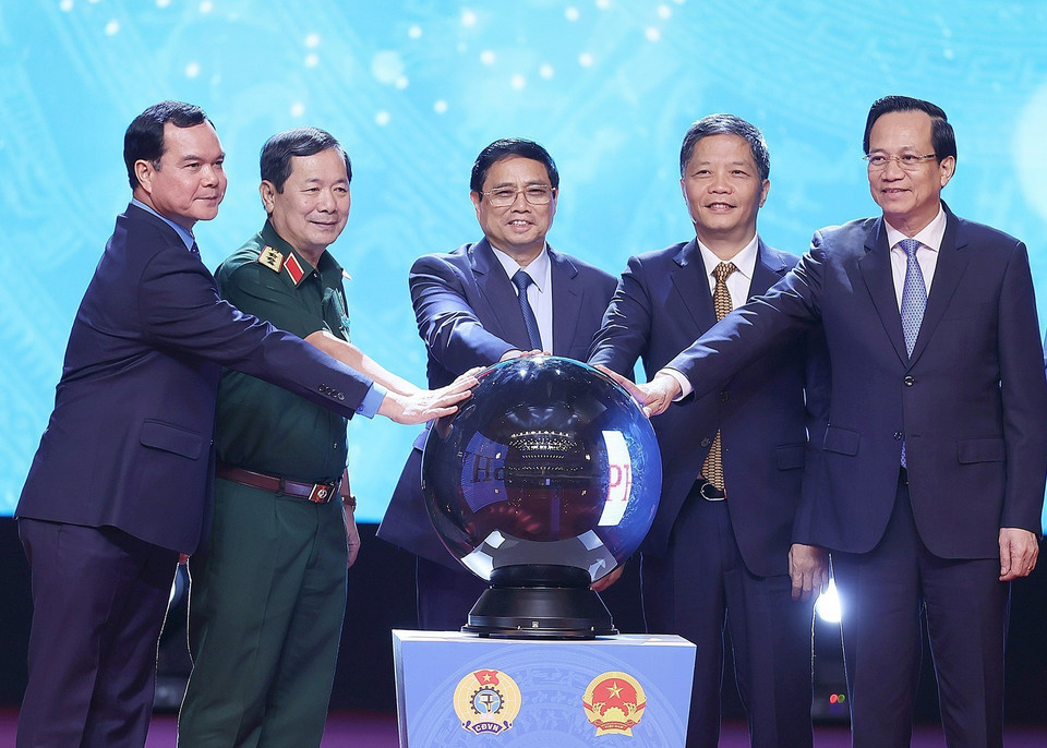 Thủ tướng Phạm Minh Chính và Trưởng Ban Kinh tế Trung ương Trần Tuấn Anh cùng các đại biểu phát động Tháng Công nhân năm 2023. (Ảnh: Dương Giang/TTXVN)