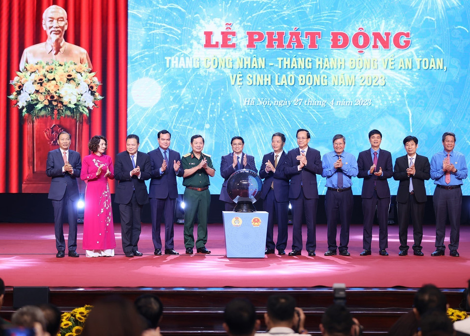 Thủ tướng Phạm Minh Chính và Trưởng Ban Kinh tế Trung ương Trần Tuấn Anh cùng các đại biểu phát động Tháng Công nhân năm 2023. (Ảnh: Dương Giang/TTXVN)
