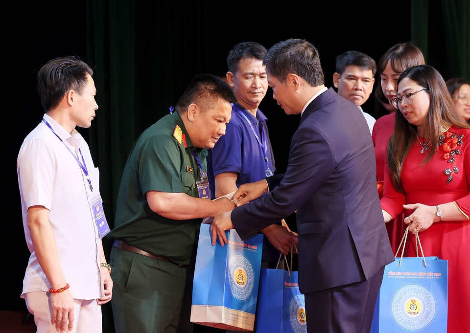 Trưởng Ban Kinh tế Trung ương Trần Tuấn Anh trao quà cho các công nhân có hoàn cảnh khó khăn. (Ảnh: Dương Giang/TTXVN)