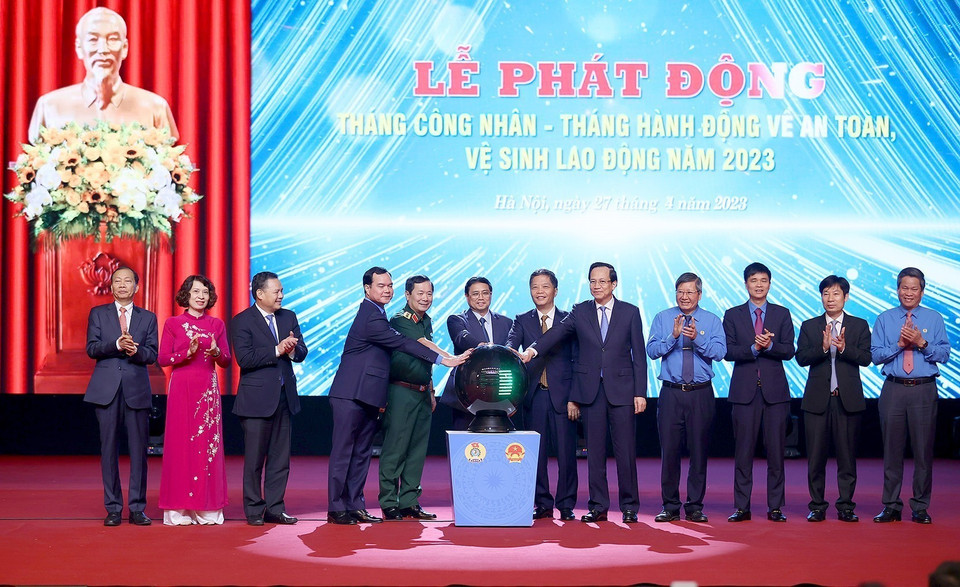 Thủ tướng Phạm Minh Chính và Trưởng Ban Kinh tế Trung ương Trần Tuấn Anh cùng các đại biểu phát động Tháng công nhân năm 2023. (Ảnh: Dương Giang/TTXVN)