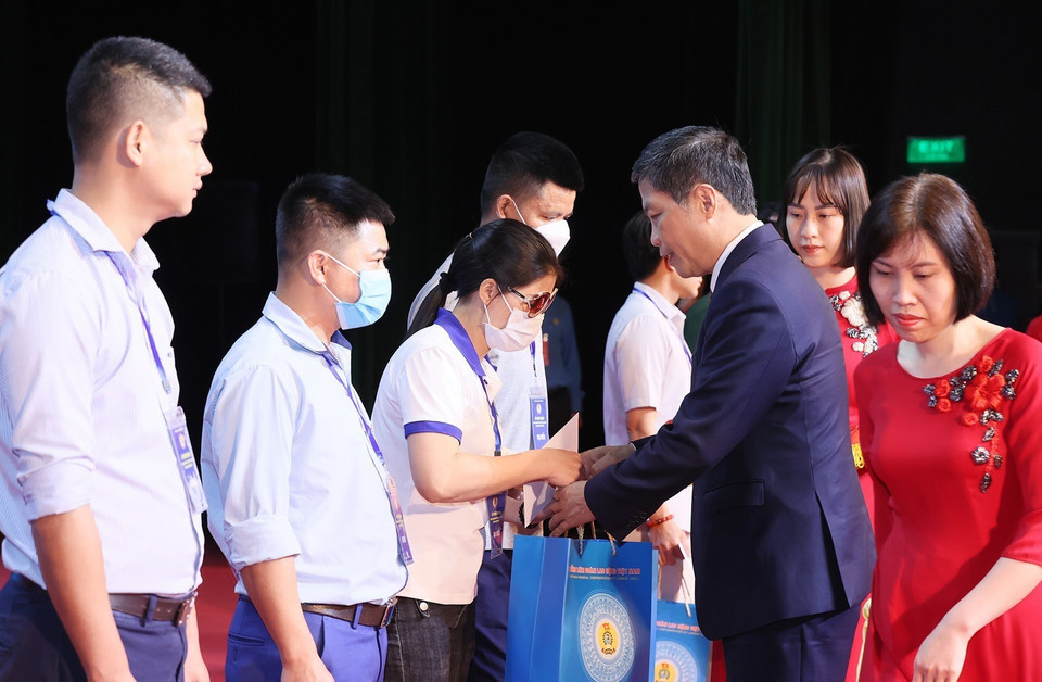 Trưởng Ban Kinh tế Trung ương Trần Tuấn Anh trao quà cho các công nhân có hoàn cảnh khó khăn. (Ảnh: Dương Giang/TTXVN)